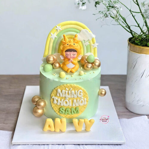 Bánh thôi nôi bé gái tuổi Thìn màu vàng xanh có hình bé đội đầu rồng