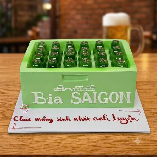 Bánh sinh nhật tạo hình thùng bia màu xanh mô phỏng két bia Sài Gòn với nhiều chai bia mini độc đáo dành tặng nam giới trong dịp sinh nhật.
